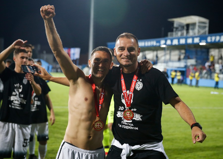Slavlje sa Miroslavom Vulićevićem posle kupa u Surdulici (© MN Press)